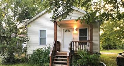 12 Myra Ave · Relaxing Cottage by the Lake + Parking