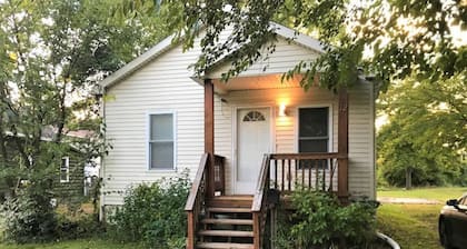 12 Myra Ave · Relaxing Cottage by the Lake + Parking