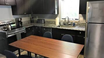 雪櫃、微波爐、焗爐、爐具