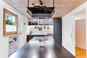 Jääkaappi, uuni, liesi, astianpesukone