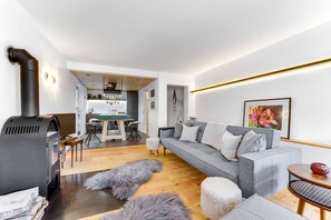 Fernseher, Kamin, Stereoanlage