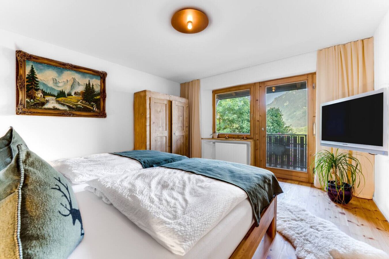 Schreibtisch, Bügeleisen/Bügelbrett, Reisekinderbett, WLAN