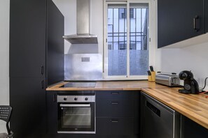 Kühlschrank, Mikrowelle, Ofen, Herdplatte