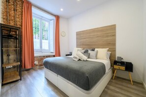 5 Schlafzimmer, Schreibtisch, Bügeleisen/Bügelbrett, Reisekinderbett
