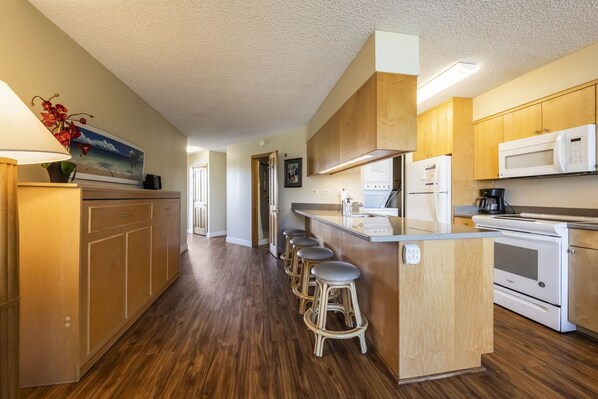 Fridge, microwave, oven, stovetop - Ocean view on the 4th floor A-411 (Kihei)