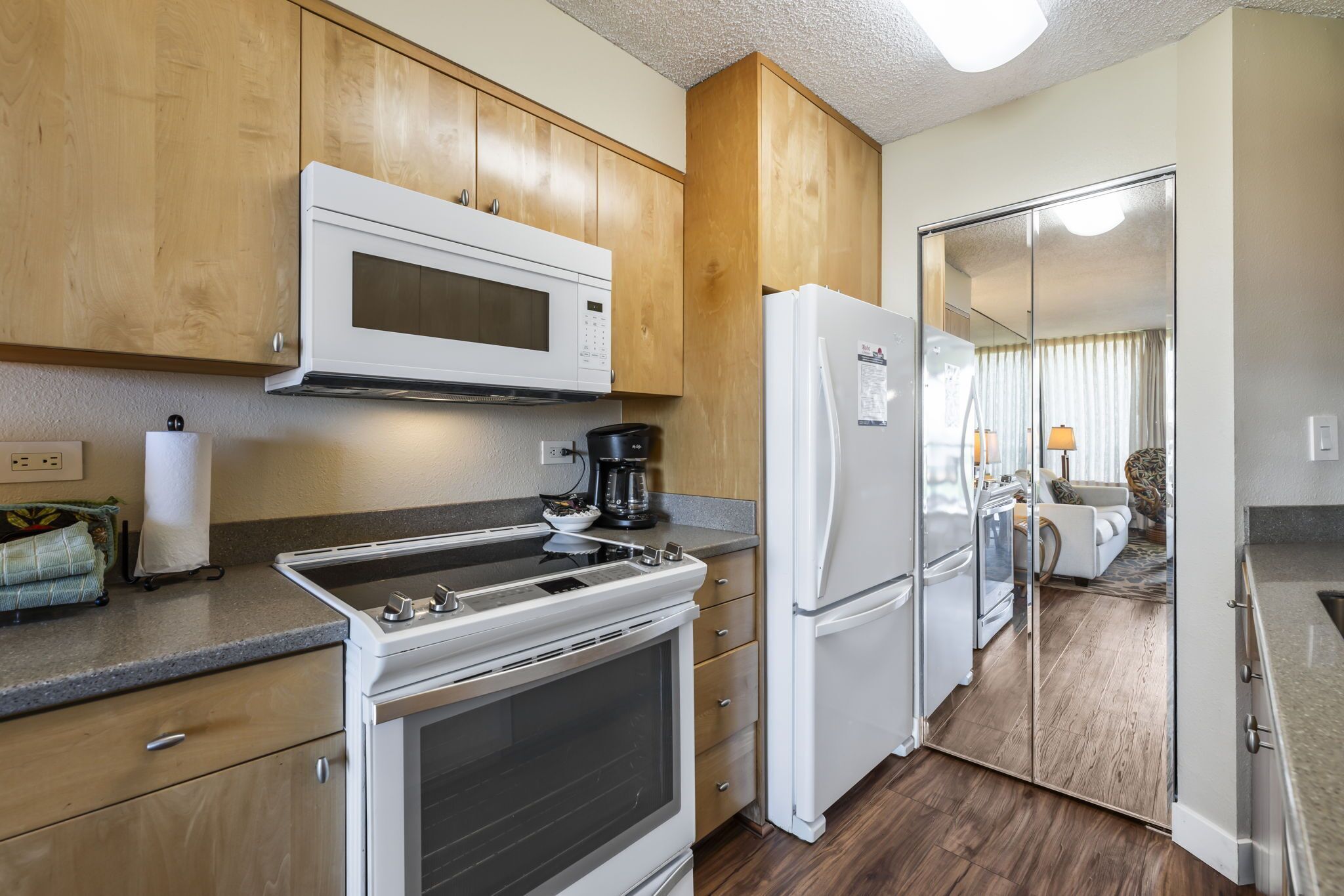 Frigorifero, microonde, forno, piano cottura