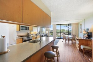 Wasserkocher mit Kaffee-/Teezubehör, Kühlschrank, Mikrowelle, Ofen
