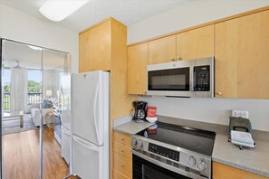 Coffee/tea maker, fridge, microwave, oven