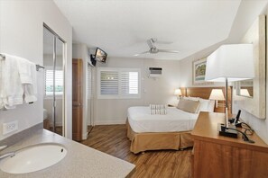 1 bedroom, iron/ironing board, free WiFi, bed sheets - Maui Sunset Vacation Rentals A516 ocean view (Kihei)