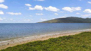 A beach with clear skies and calm water. - Maui Sunset Vacation Rentals- B318 (Kihei)