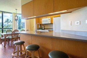コーヒー / ティーメーカー、冷蔵庫、電子レンジ、オーブン