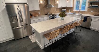 Cheerful, Newly Renovated Cottage close to Newport w/ hot tub!