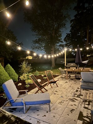Outdoor dining - Cheerful, Newly Renovated Cottage close to Newport w/ hot tub! (MIddletown)