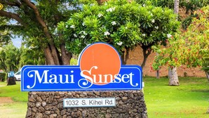 Une enseigne indiquant « Maui Sunset », avec l’adresse « 1032, route S. Kihei ».