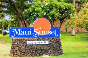Une enseigne indiquant « Maui Sunset », avec l’adresse « 1032, route S. Kihei ».