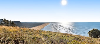 Retro motel suite close to Willapa Bay with WiFi, firepit & full kitchen