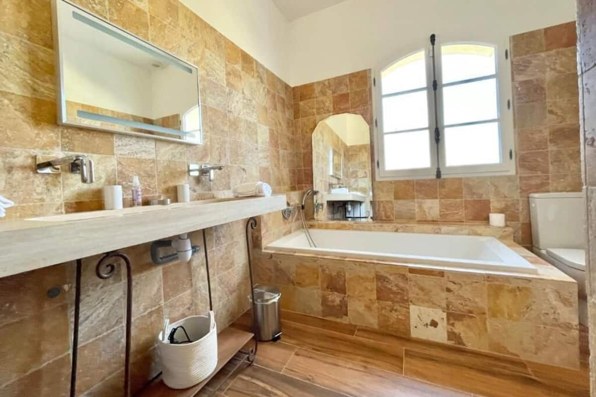 Habitación doble Deluxe, vista al jardín | Baño | Amenidades de baño gratuitas, secadora de cabello, pantuflas, toallas