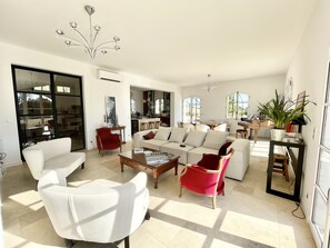 Deluxe Double Room, Garden View | Living area | Flat-screen TV, heated floors - La Soleillade Aixoise (Aix-en-Provence)