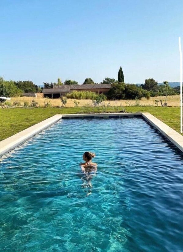 Una piscina al aire libre de temporada