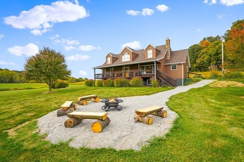 18 Person Retreat-Swimming pond, Hot tub, Fire pit, Pool Table and more!