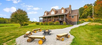 18 Person Retreat-Swimming pond, Hot tub, Fire pit, Pool Table and more!
