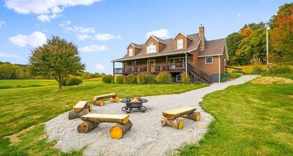 18 Person Retreat-Swimming pond, Hot tub, Fire pit, Pool Table and more!