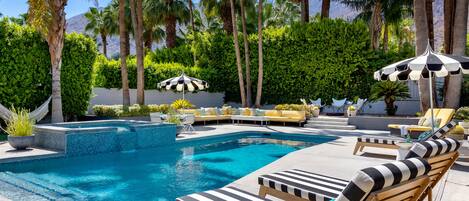 حمّام سباحة مُدفَّأ