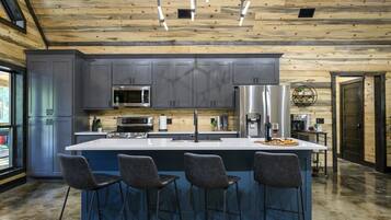 Køleskab, mikrobølgeovn, ovn, kogeplade