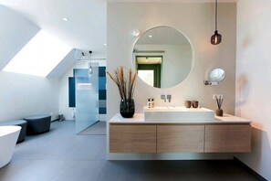 Baignoire, sèche-cheveux