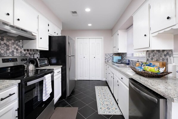 Refrigerador, microondas, horno y parrilla de estufa 