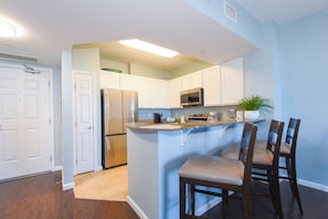 Frigorifero, microonde, forno, piano cottura