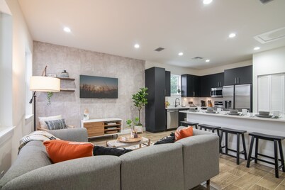 🌴 Private Cottage ☀️ - Fully Fenced In - KING Beds, Brand New, Near Beach