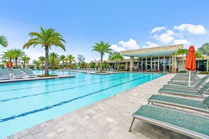 Una piscina al aire libre, una piscina climatizada
