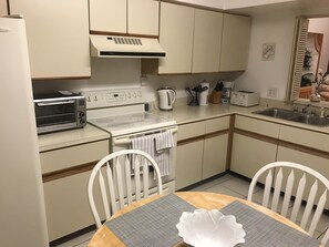 Fridge, microwave, oven, stovetop - Quiet Condo Near Orlando Airport: Easy Access to Orlando Fun Spots! (Orlando)