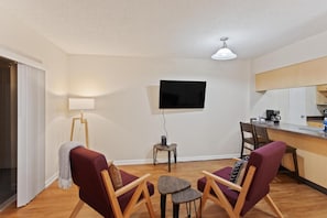 Basic Suite (1 Bedroom) | Living area
