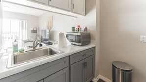 Economy Apartment (1 Bedroom) | Private kitchen | Microwave, oven - Single Bedroom Flat With Beautiful River Views (Memphis)