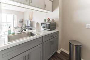 Apartemen Ekonomi (1 Bedroom) | Dapur pribadi | Microwave dan oven