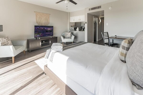 Apartemen Ekonomi (1 Bedroom) | 1 kamar tidur, setrika/meja setrika, dan seprai linen