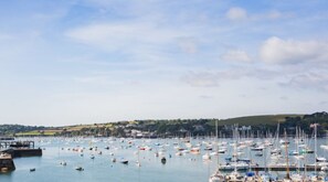 Un port de plaisance rempli de bateaux, vu depuis un balcon.