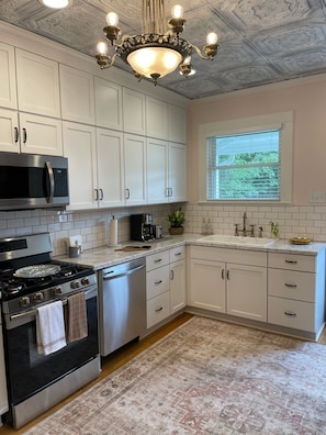 Fridge, microwave, oven, stovetop - 4 Bedroom, 3 Full Bathrooms - 10 Minutes to Starved Rock! (La Salle)