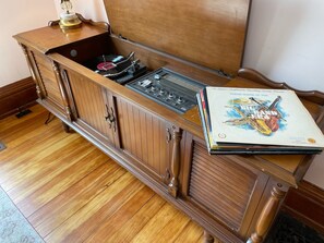 4 bedrooms, desk, iron/ironing board, travel crib