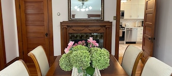 4 Bedroom, 3 Full Bathrooms - 10 Minutes to Starved Rock!