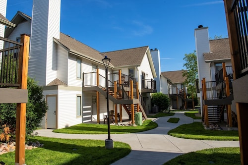 Hotel Family Loft Suite.  1K2Q Washer/Dryer. 10 min to downtown!!