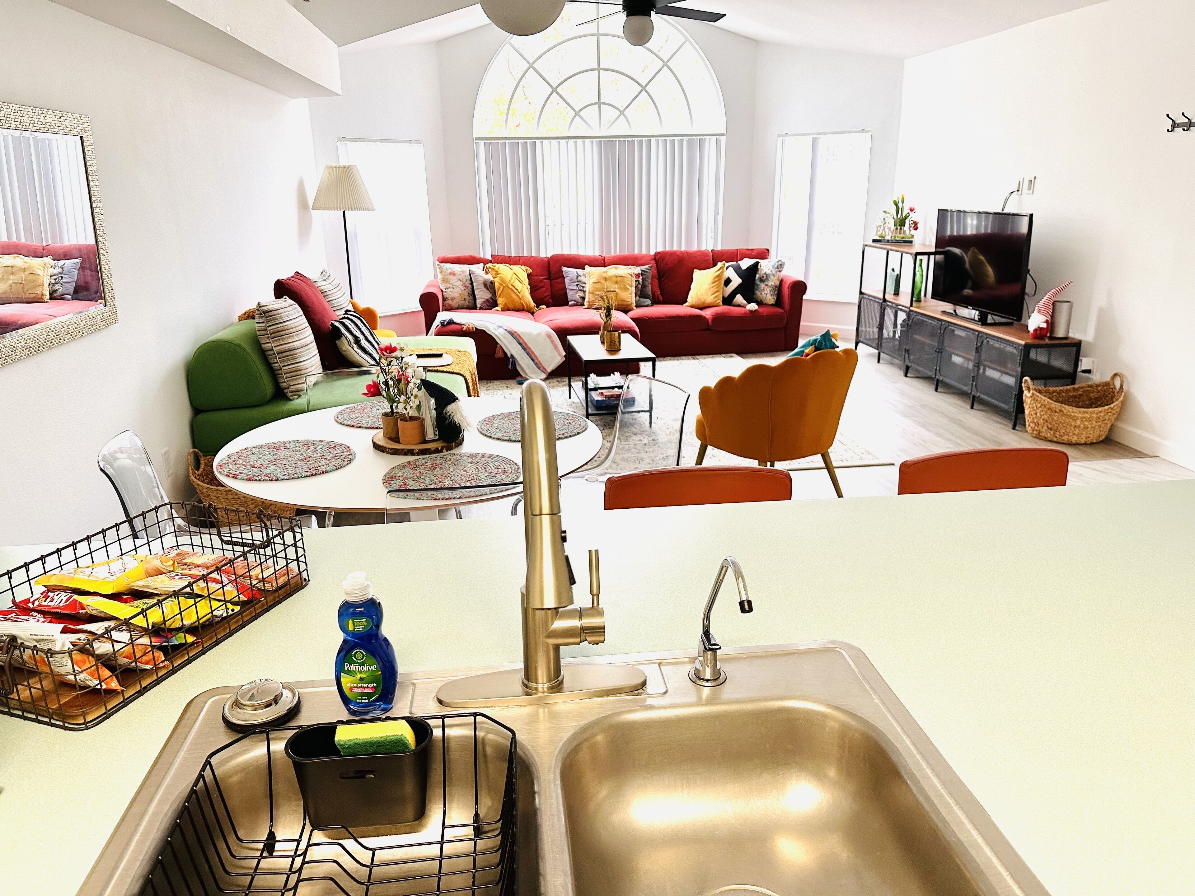 Euro Chic- modern condo 15 min from Disney & Parks