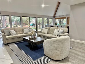 تلفزيون، مدفأة، كُتُب