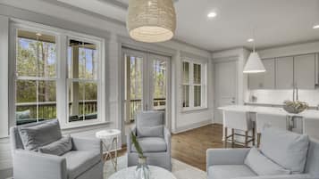 Smart-TV, DVD-spiller og bøker