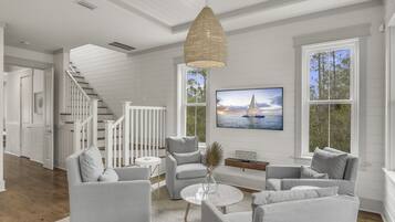 Smart-TV, DVD-spiller og bøker