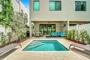 Piscina all'aperto, una piscina riscaldata