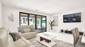 Smart TV, libros y oficina