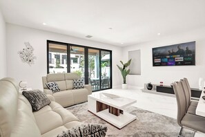TV connectée, livres, espaces bureaux